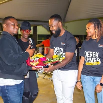 L'équipe accueillant un artiste lors d'un événement Worship Gift